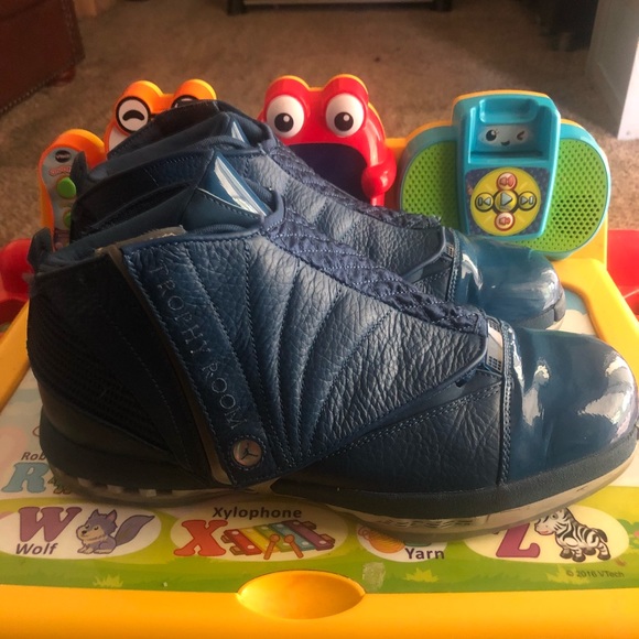 Retro 16 trophy room Exclusive size 9.5 - Picture 3 of 5